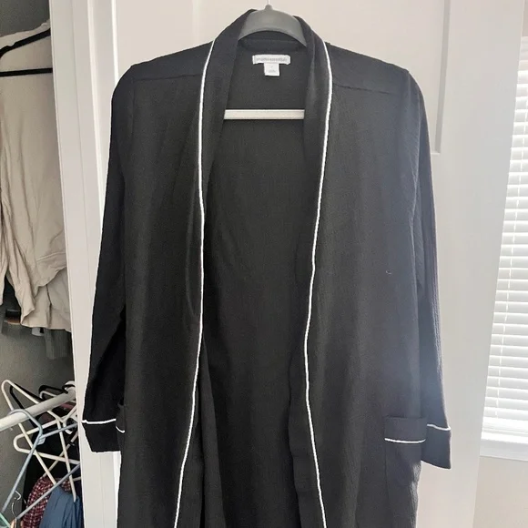 Black Robe - Picture 1 of 4